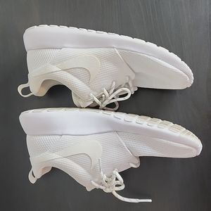Nike white roshe one sneakers size 7.5